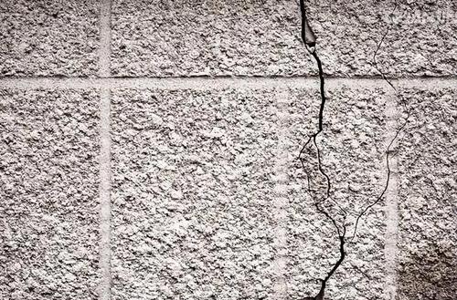 如何解決外墻水包水出現(xiàn)泛白、龜裂問題?