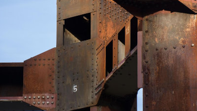 如何提高鋼結(jié)構(gòu)表面處理效率？帶銹轉(zhuǎn)化劑真的有用嗎？